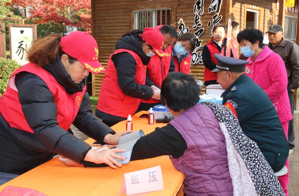 为群众幸福加码丨“邻里集市”志愿服务活动在胜利路小区圆满举行(图2) 为群众幸福加码丨“邻里集市”志愿服务活动在胜利路小区圆满举行(图2)