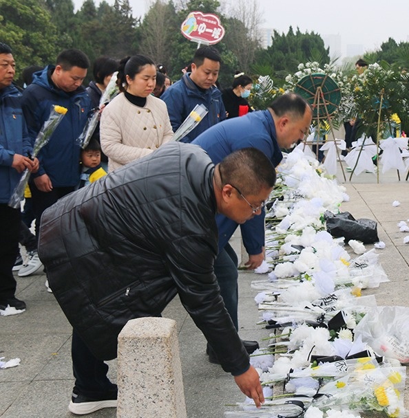 金皖控股、金皖建工党支部赴烈士陵园开展“缅怀革命先烈,铭记党的历史”党员教育活动(图3) 金皖控股、金皖建工党支部赴烈士陵园开展“缅怀革命先烈,铭记党的历史”党员教育活动(图3)
