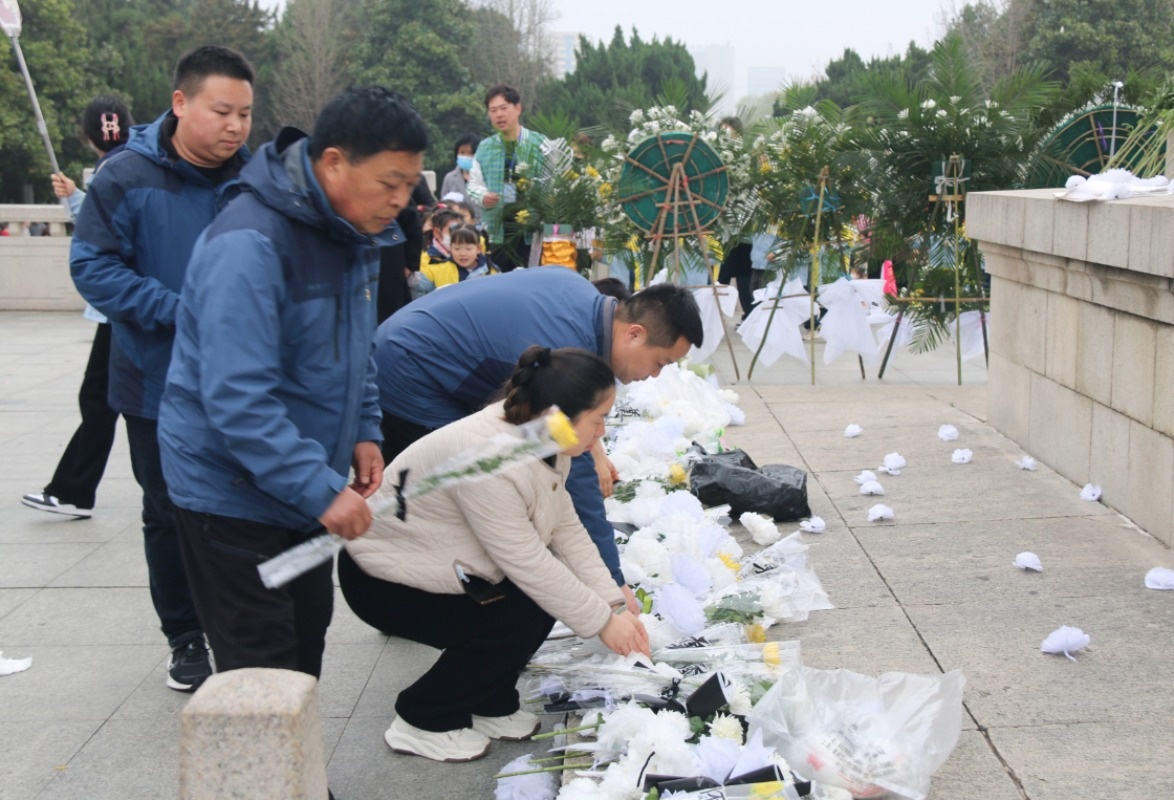 金皖控股、金皖建工党支部赴烈士陵园开展“缅怀革命先烈,铭记党的历史”党员教育活动(图5) 金皖控股、金皖建工党支部赴烈士陵园开展“缅怀革命先烈,铭记党的历史”党员教育活动(图5)